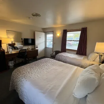 Bay Motel Hotels near KI Convention Center