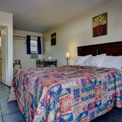 Sunny Beach Motel Hotels near Penticton Regional Airport