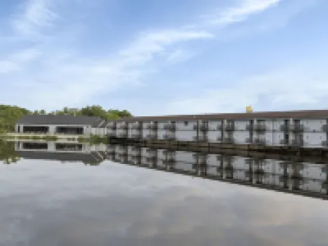 Waterbird Lakeside Inn Hotels in Chesterton