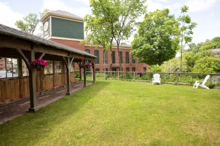 The Common Man Inn & Restaurant