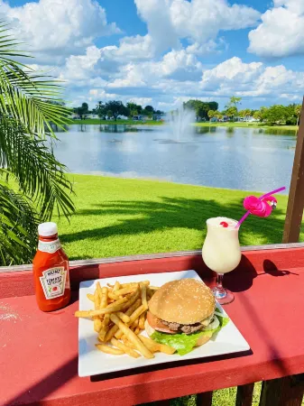 Royal Inn Hotel Отели рядом с достопримечательностью «Royal Palm Beach Commons Park»