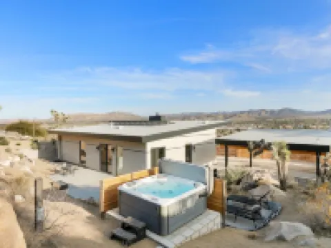 Desert Ridge - Hot Tub, Fire Pit, BBQ, Out Door Shower & Incredi 2 Bedroom Home by RedAwning 絲蘭谷酒店