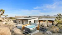 Desert Ridge - Hot Tub, Fire Pit, BBQ, Out Door Shower & Incredi 2 Bedroom Home by RedAwning Hotel di Yucca Valley