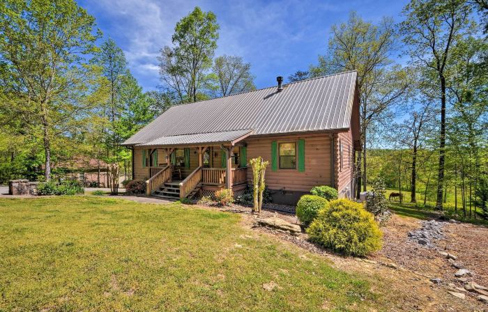 Cozy Trenton Cabin w/ Spa ~ 15 Mi to Lookout Mtn!