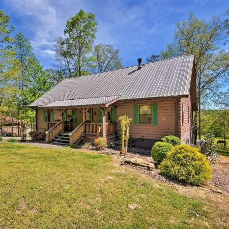 Cozy Trenton Cabin w/ Spa ~ 15 Mi to Lookout Mtn!