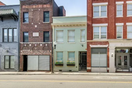 Stylish Dtwn Knoxville Condo w/ Rooftop Deck!