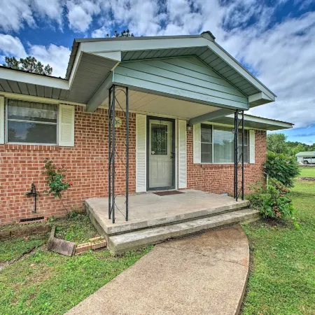 Charming Clayton Home ~ 4 Mi to Sardis Lake!