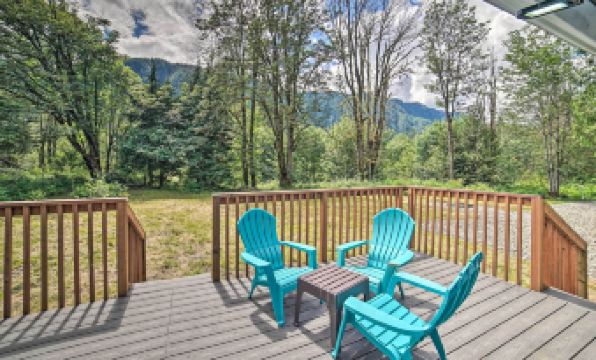 Modern Gold Bar Vacation Rental with Mountain View - Housity