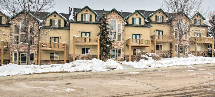 Cozy Eden Condo w/ Mtn Views in Wolf Creek Resort! Hotels in Weber County