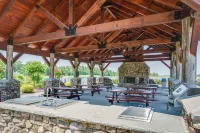 Hot Tub, Game Room! Group-Friendly Nebo Cabin - 주차장