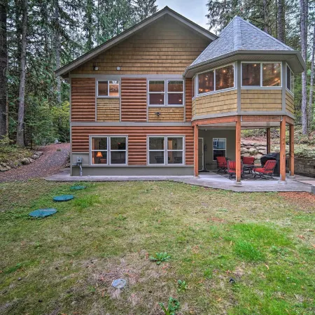 Peaceful Forest Retreat by Mt Baker Slopes!