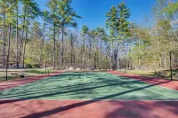 Half Mile to Ski Slopes: Conway Condo w/ Hot Tub! - Parkplatz