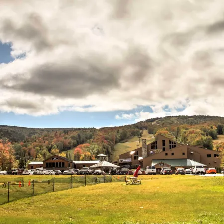 Cozy Bretton Woods Ski-in/Ski-Out Condo w/ Deck!