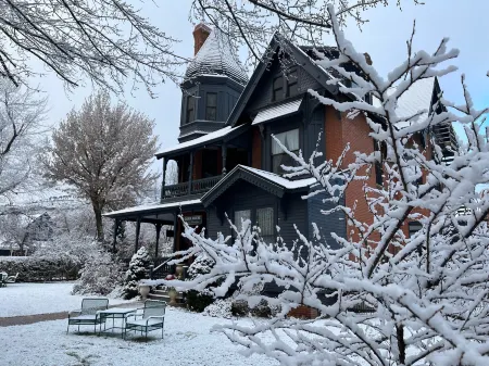 Gable House Bed and Breakfast Inn Отели в г. Дуранго