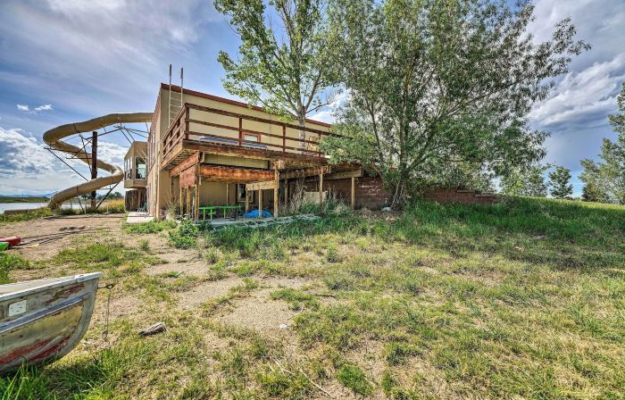 Lakefront Country Home w/ Waterslide & Trampoline!