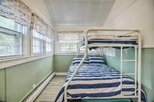 Coastal Comfort Near the Bay! Buttermilk Cottage - parking