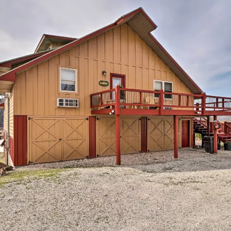 Cheery Pet-Friendly Studio w/ Shared Fire Pit