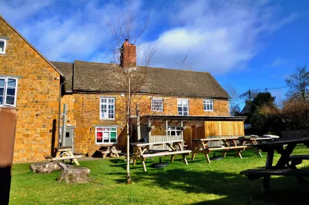 The Hollybush Inn and B&B Отели в г. Наптон он Хилл