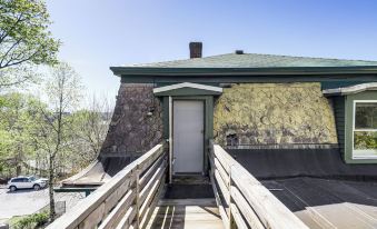 Explore Dtwn, Parks & Colleges: Cozy Worcester Apt