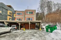 Walk to Town & Coast: Anchorage Condo w/ Fireplace - Merinäköala