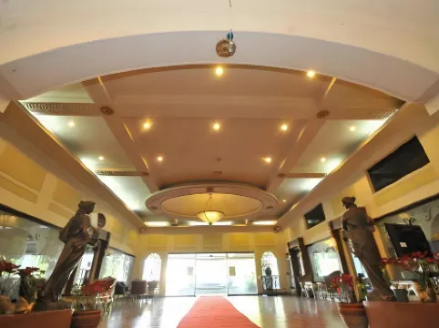 Queen Margarette Hotel - Downtown