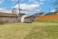 4 Mi to Universities: Quaint Parkville Apartment!