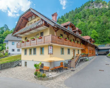 ルームズ & アパートメンツ プリ マトヨン ブレッドのホテル