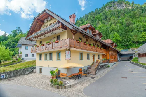 Rooms & Apartments Pr Matjon Hotels in Bohinjska Bela