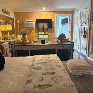 Suite is 100 Yds from the Beach! Private Beach Access. 1 Minute Walk.