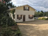 The Guesthouse-Located right between Asheville and Black Mountain Hotels near Charles D Owen Park