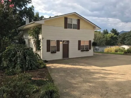The Guesthouse-Located right between Asheville and Black Mountain Отели рядом с достопримечательностью «Charles D Owen Park»
