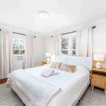 Spacious 4-bedroom house with WiFi, AC in welcoming Winston-Salem, Ardmore Rooms