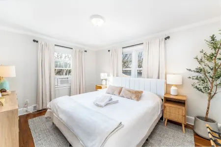 Spacious 4-bedroom house with WiFi, AC in welcoming Winston-Salem, Ardmore