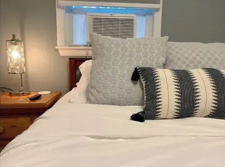 On Locke - Family lake house with pvt beach, dock Отели в г. Барнстед