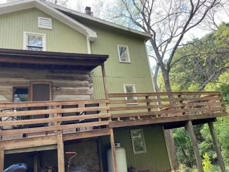 Magical Log Cabin, Streams in Private Yard, 4 Bedrooms, Pet Friendly, WiFi