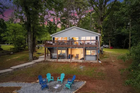 Lake Days by AvantStay Hot Tub Firepit Game Room Private Dock Access