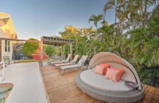 帶加熱游泳池和烤架的房子 - 步行至海灘！