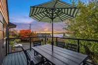 Luxury Spa, Patio, Deck & Views of Puget Sound in the Heart of Old Town, Tacoma