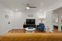 Chic 1BR Apartment in the Heart of Montrose, Walk to Restaurants and Bars