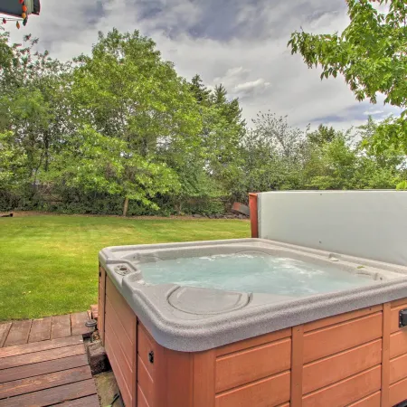 Cozy Home w/ Hot Tub: Half Mi to Salmon River!