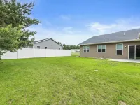 Charming 3-bedroom townhome with a backyard, WiFi and AC in delightful Plover WI Hotels in Plover