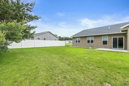 Charming 3-bedroom townhome with a backyard, WiFi and AC in delightful Plover WI