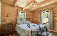 Beautiful mountain top cabin with the best 180º view in Tellico Plains!