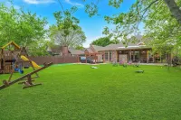 Spacious 4-bedroom house near DFW, Hot Tub, Game Room, Backyard Playset