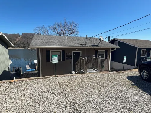 GORGEOUS LAKE FRONT 3BR Entire Home with Private Dock & Pet Friendly!