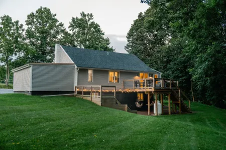 Cozy Retreat with Modern Charm - Inviting Country Haven