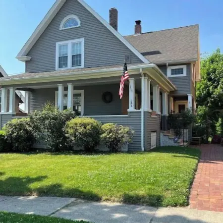 CHARMING LARGE 3 Bedroom Entire Home