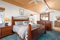 Close to town cabin w/Hot Tub in Steamboat Springs