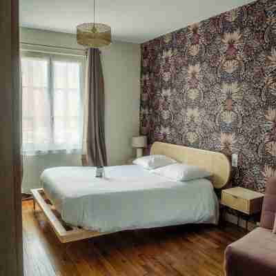 Logis Hôtel de la Place Rooms