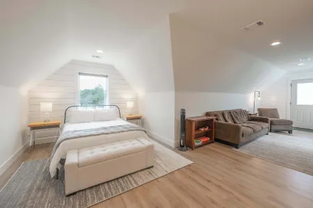 Scarlet Ridge Retreat - Near Wineries & DT Austin!